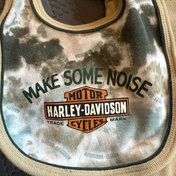 Harley-Davidson Tan Baby Onsie and Bib Set - Picture 4 of 7